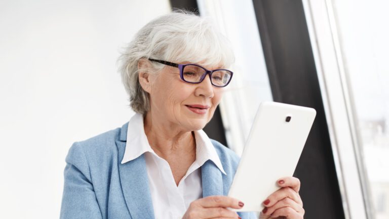 Senior, dzień babci i dziadka, technologia